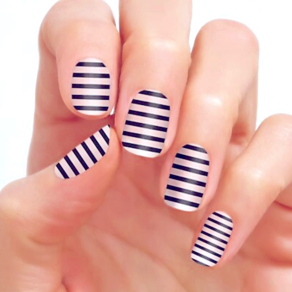 4/$20 🛍️COLOR STREET Nail Strips - Between The Lines (Clear Overlay)